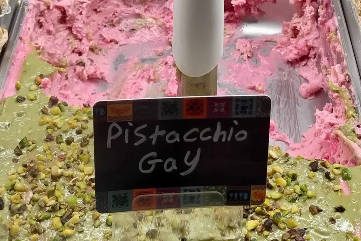 Pistacchio verde, cuore rosa: il gelato “gay” che divide Catania