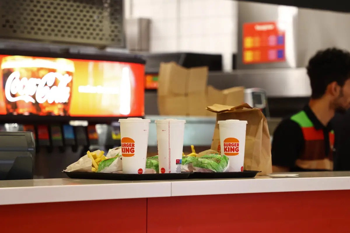  Burger King, l’IA nelle cuffie controlla il tono dei dipendenti: in Italia sarebbe legale?