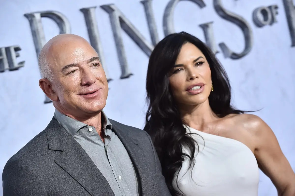Matrimonio Bezos fuori dalla misericordia, ma dentro l’Arsenale: Venezia incassa 30 milioni tra proteste e prosecco