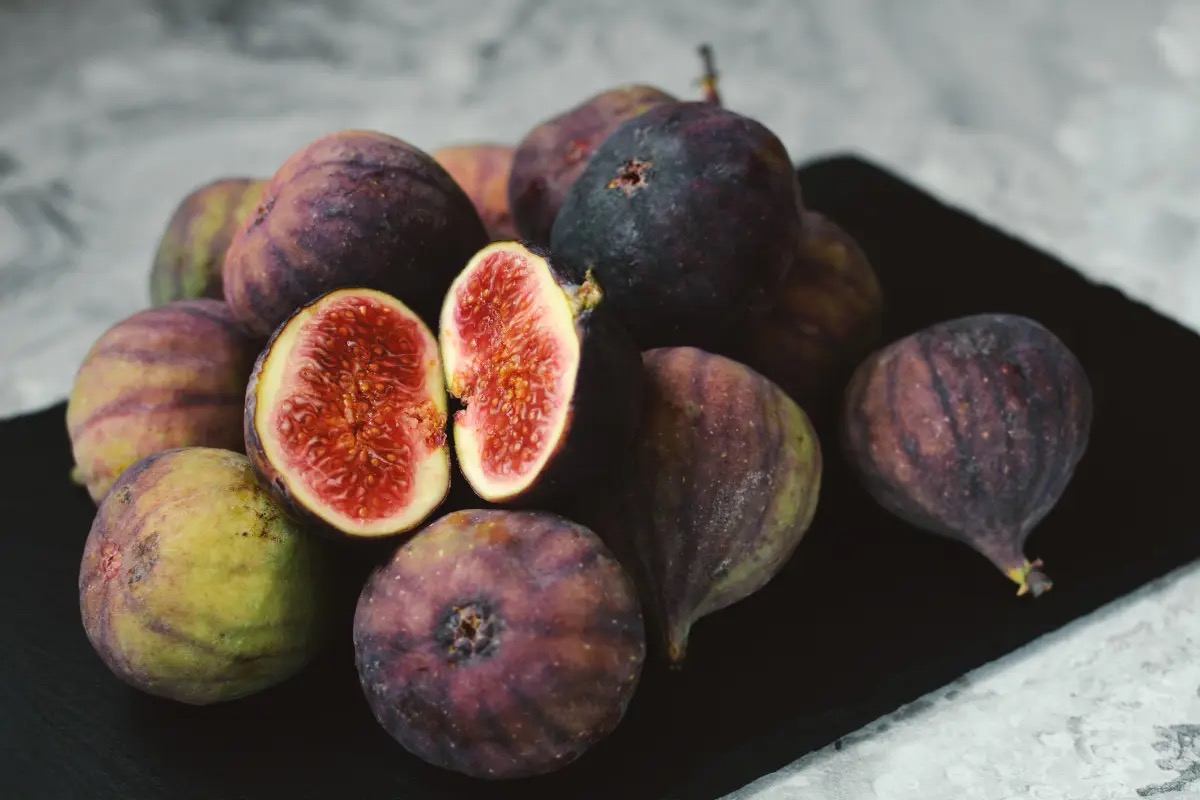 Dolci, ricchi di fibre e alleati della pressione: le proprietà dei fichi 
