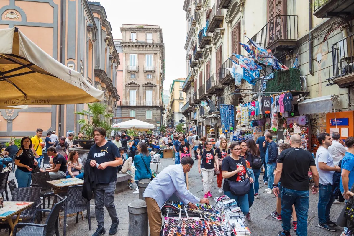 Napoli regge alla guerra in Iran: turismo stabile nonostante le tensioni