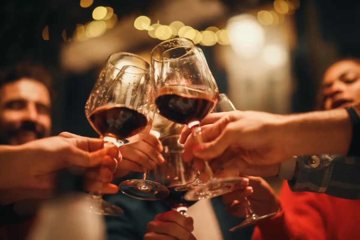 Vino alla sfida dei consumi tra etichette, dealcolati e giovani: «Non è un vizio»