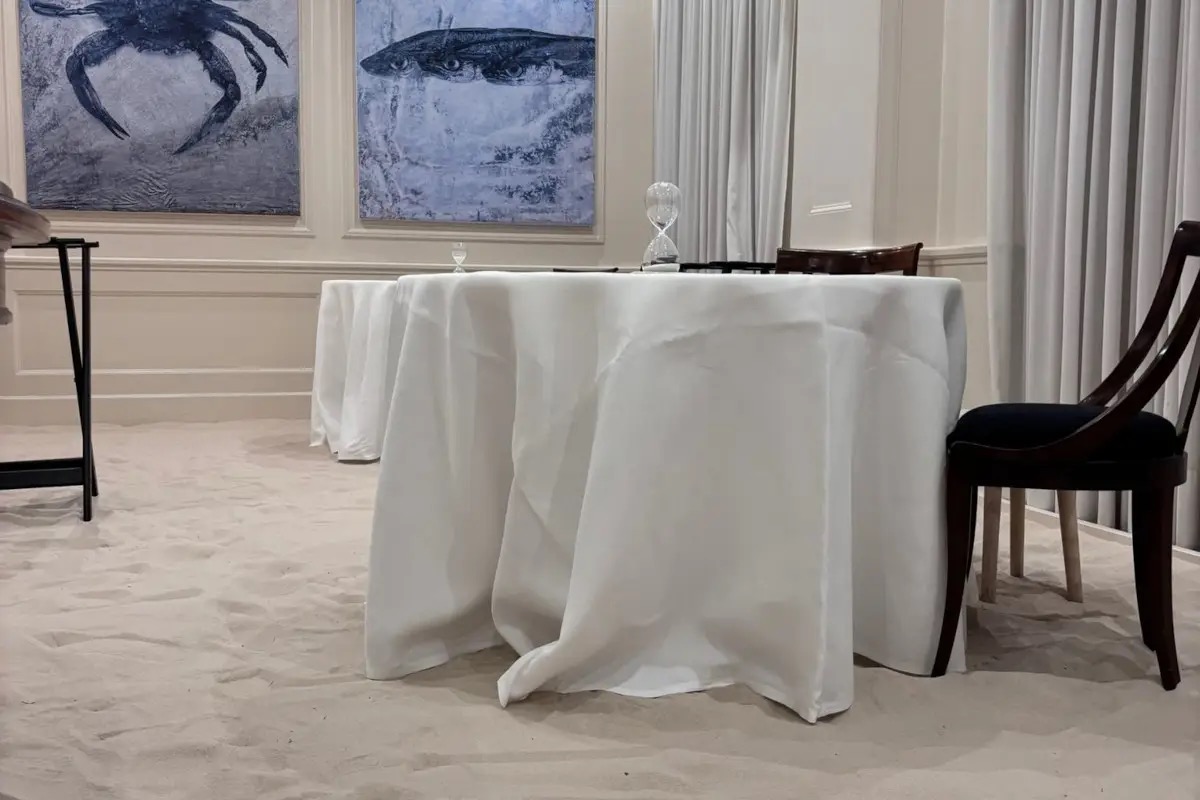 A Torino, nel ristorante di chef Scabin, ora si cena a piedi nudi sulla sabbia