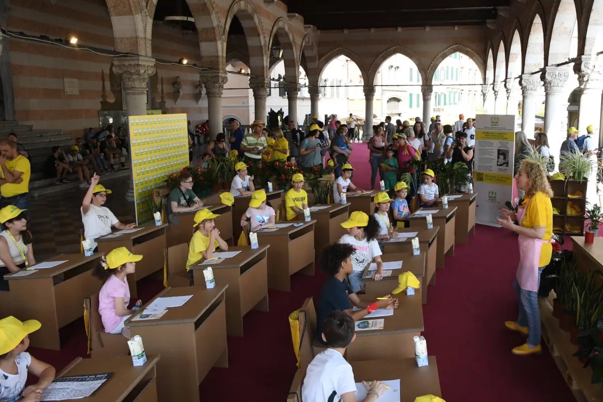 Manifesto per scuole più sane: stop cibi spazzatura e ultraprocessati in mensa