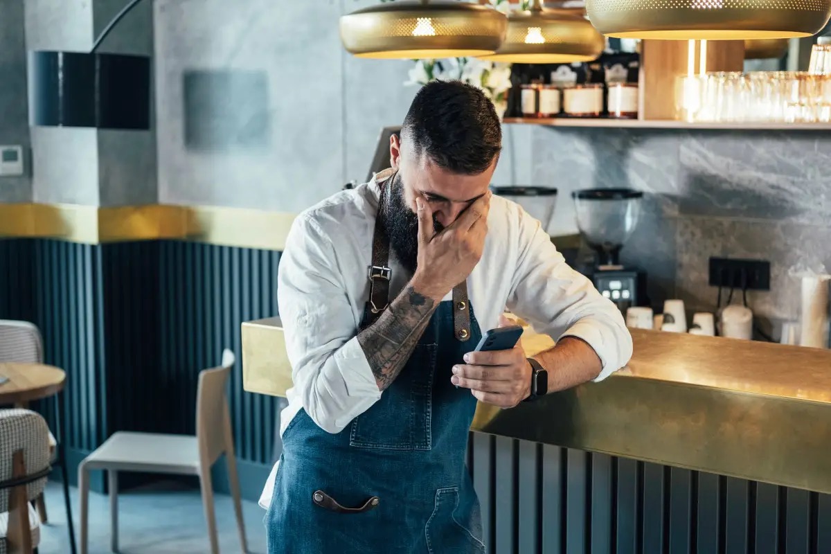 Mangia e fuggi al ristorante: il conto spesso resta al cameriere. Ma cosa dice la legge?