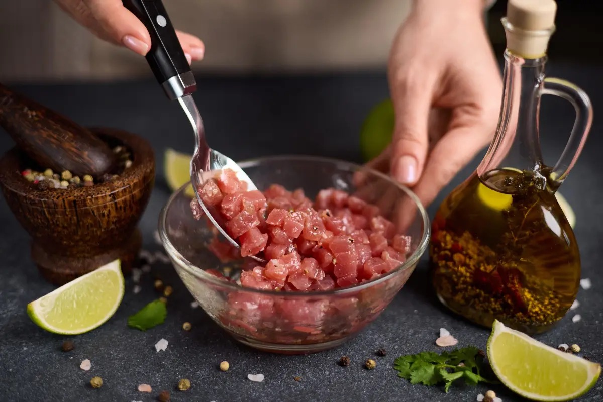  Dal pranzo all’ospedale: il caso di Cagliari e i pericoli del pesce mal conservato (e crudo)