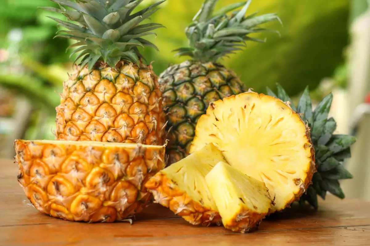 Ananas: il frutto tropicale che fa bene a digestione, pelle e circolazione