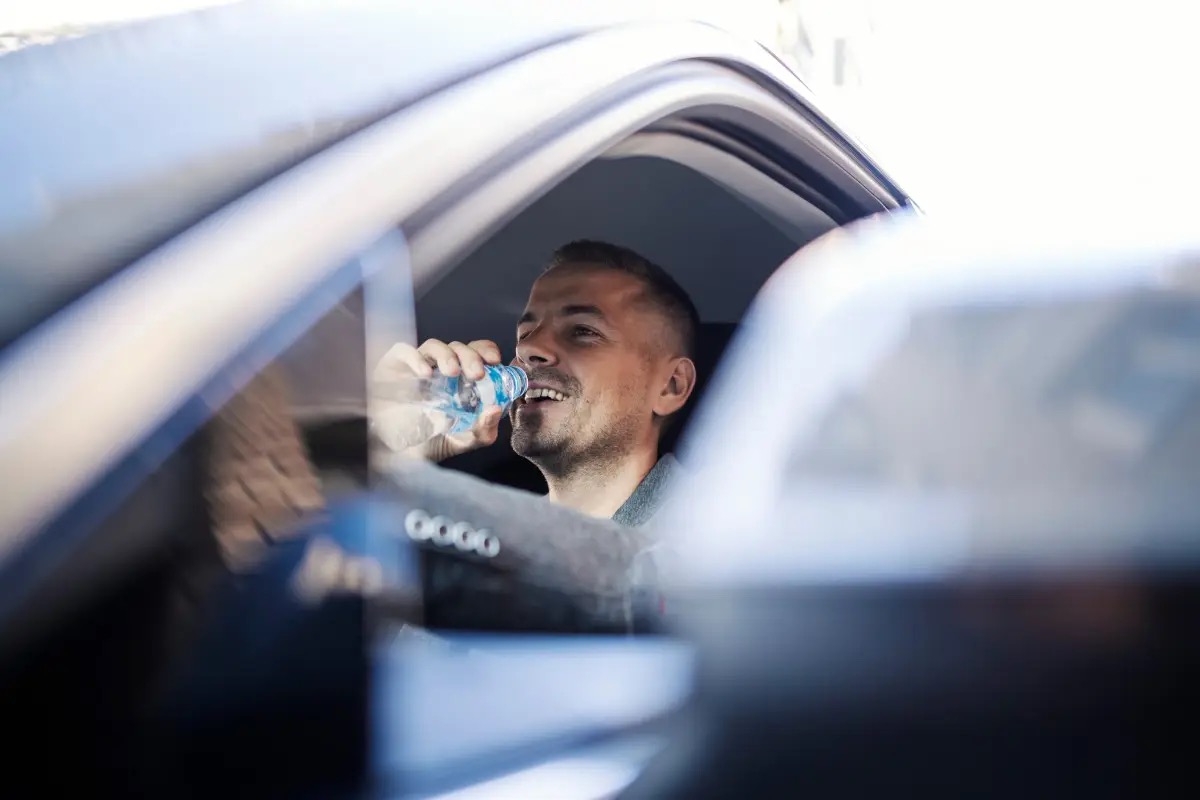 Viaggio in auto: bere acqua aiuta contro la sonnolenza? La risposta degli esperti