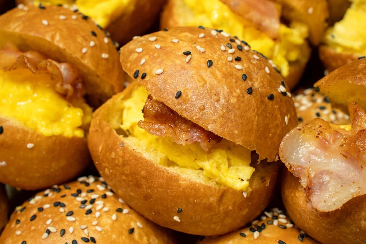 Brunch con maritozzo salato: così l’uovo reinventa un grande classico italiano