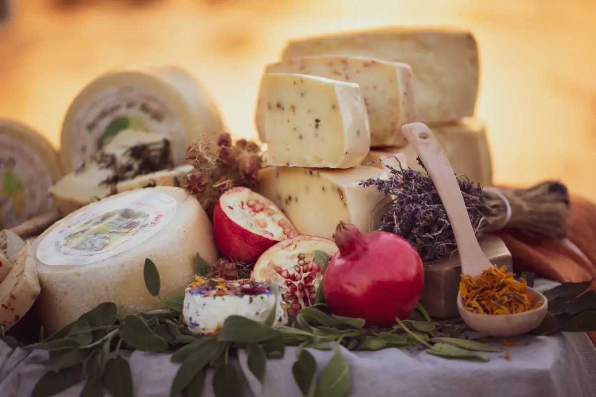 In Veneto c’è un caseificio che trasforma tre latti in formaggi d’autore