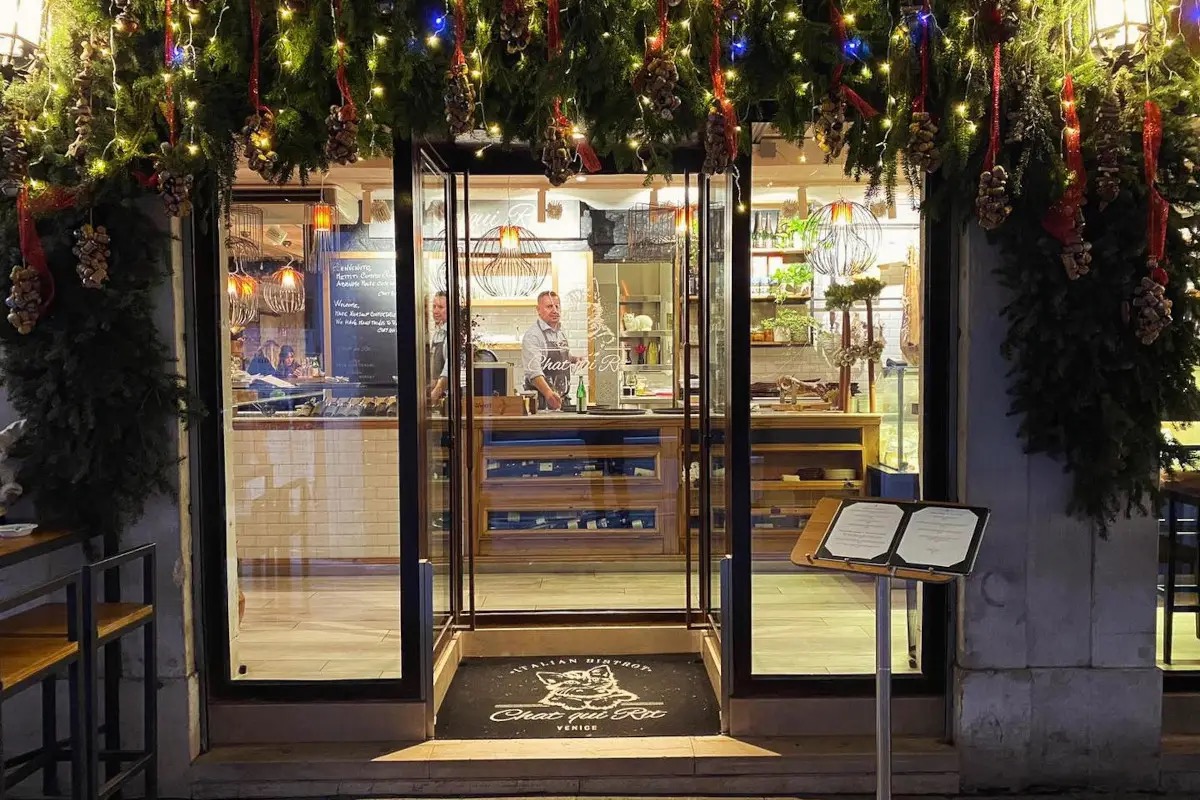 Prova a non pagare la cena, ma il ristoratore non abbocca alla strategia del finto benestante