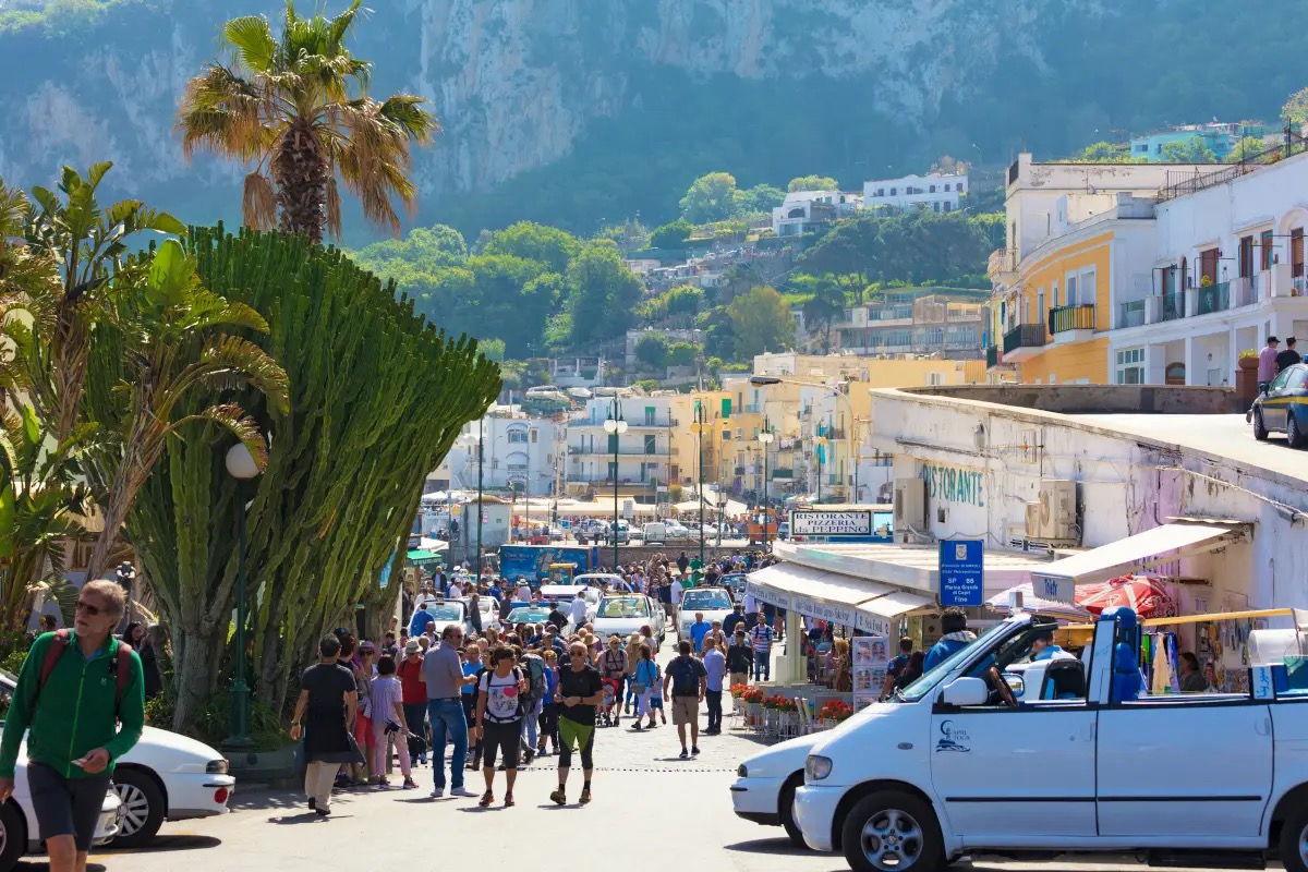  Overotourism, scattano le ordinanze anti-petulanza e lo stop ai “buttadentro”