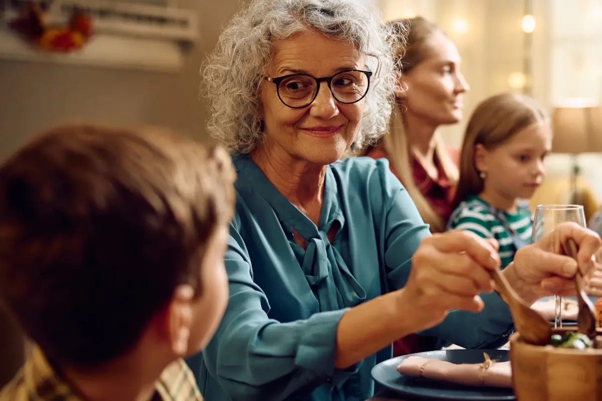 I consigli dei nonni a tavola non mentivano: cinque detti spiegati dalla scienza