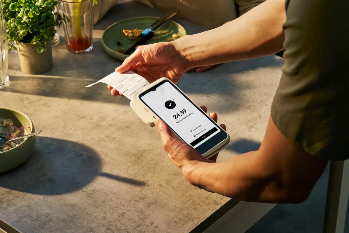 Carte in tavola, ristorazione sempre più cashless: quasi un pagamento su 2 è digitale