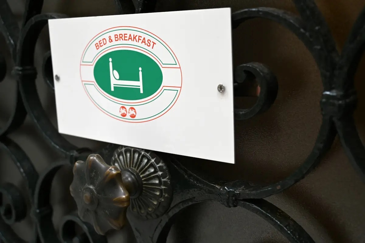  Affitti brevi, tanto rumore per nulla: la cedolare secca rimane al 21%, albergatori beffati