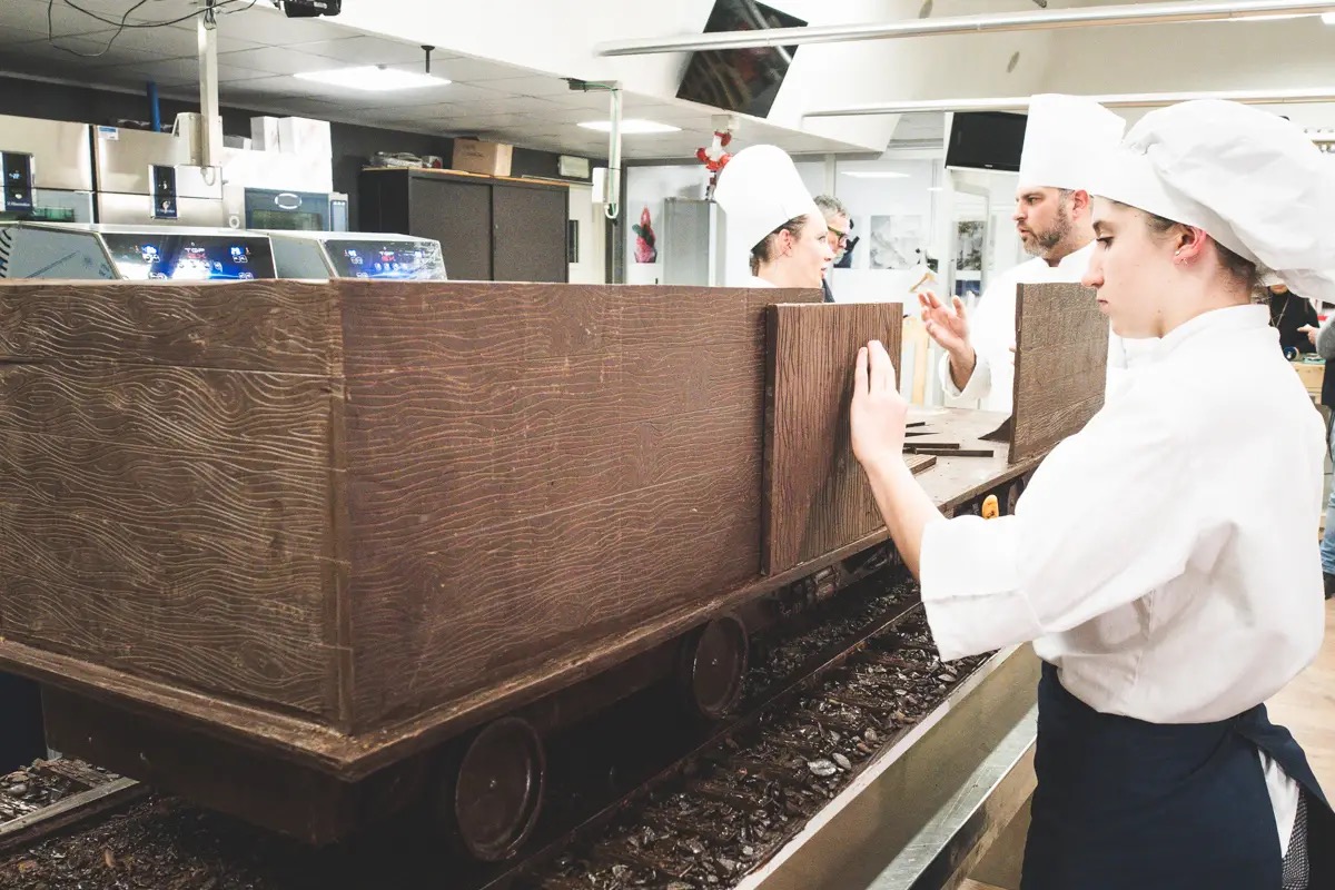  Il treno di cioccolato da Guinness prende forma: le foto in anteprima