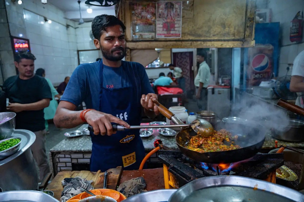  Senza gas non si cucina: i ristoranti in India in ginocchio per la guerra in Iran