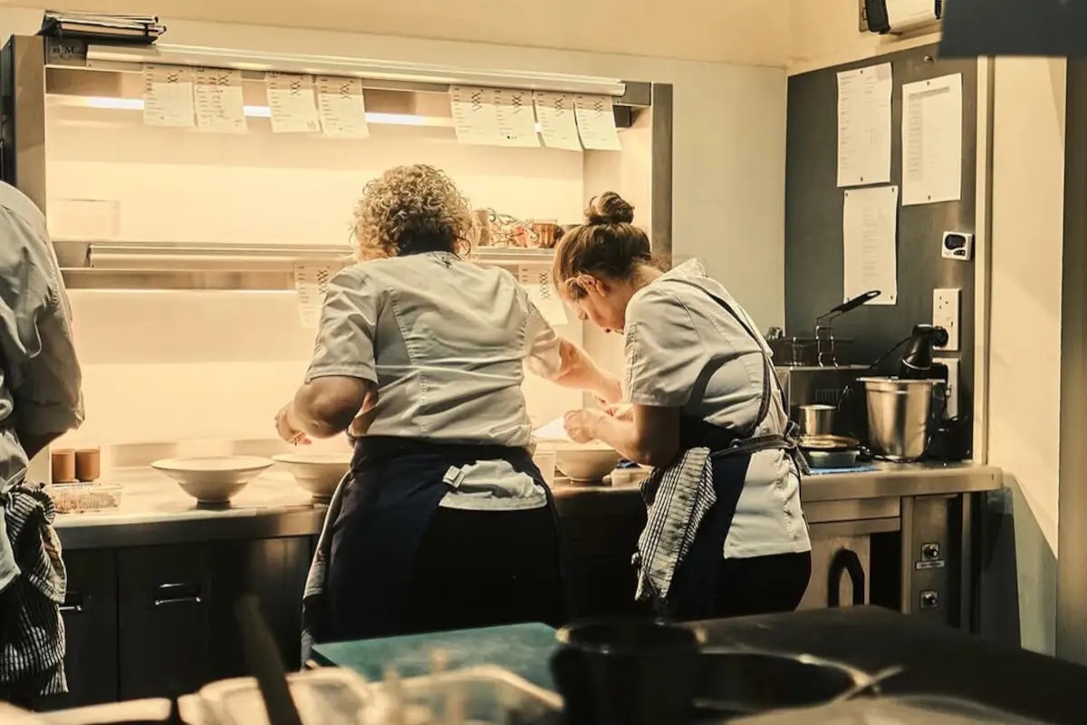  Sessismo nelle cucine: una chef inglese lancia un manifesto per cambiarle