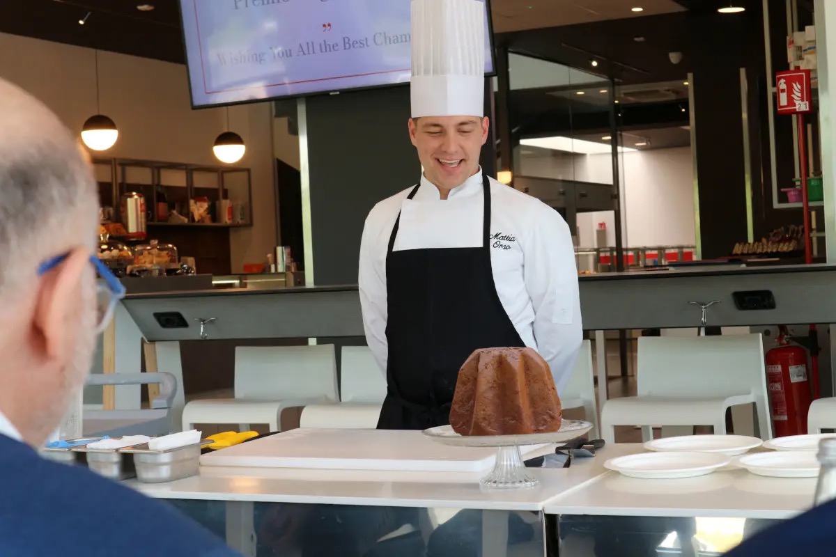 Cast Alimenti: a Mattia Orso il Premio Ruggero Bauli Grazie a un pandoro al tiramisù