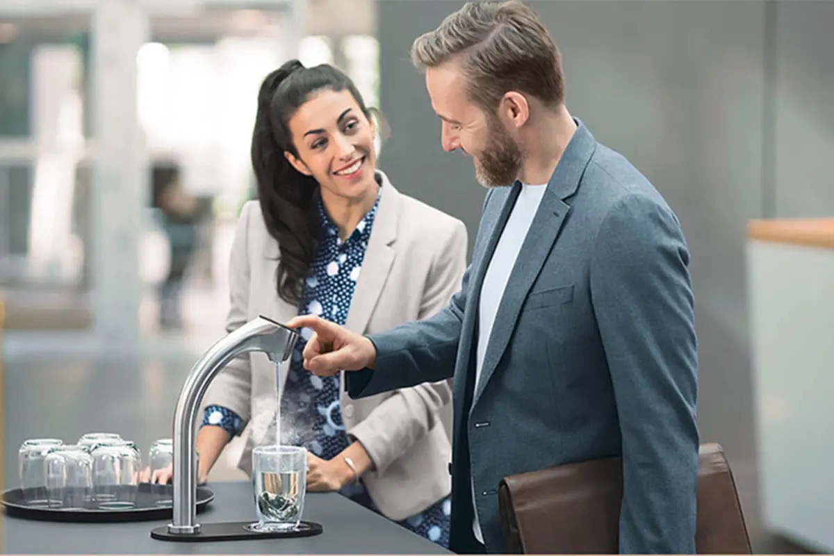 Perché scegliere i dispenser d'acqua per eliminare la plastica in hotel
