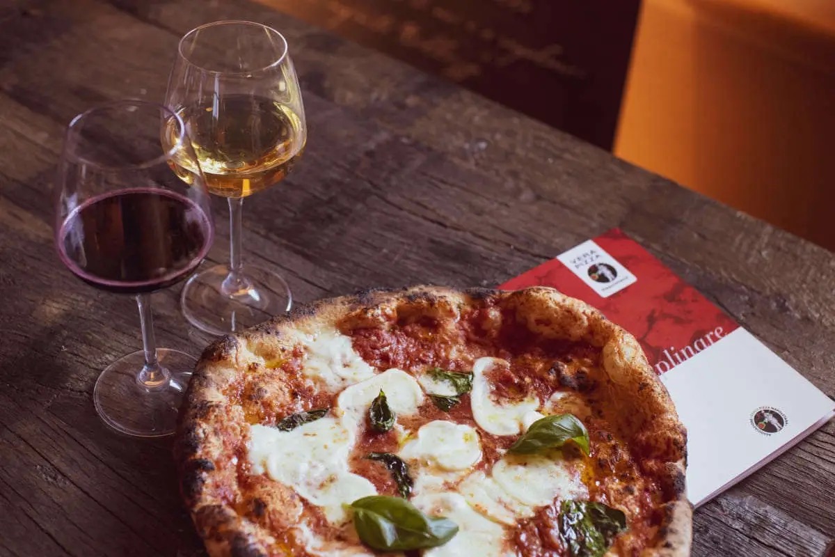  La pizza entra in cantina: a Vintaly 2025 l'abbinamento che sfida i sommelier