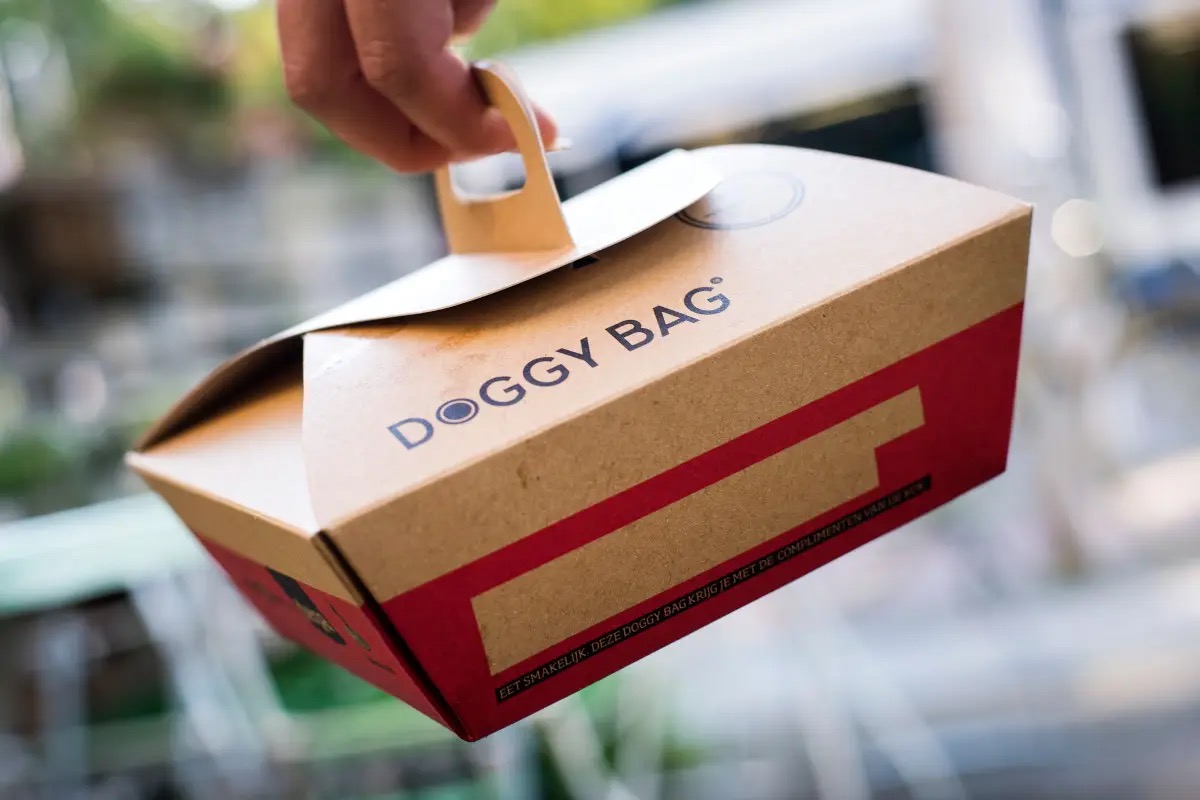  Verso l’obbligo di doggy bag: cosa cambia per i ristoranti, dal reddito alimentare alle sanzioni