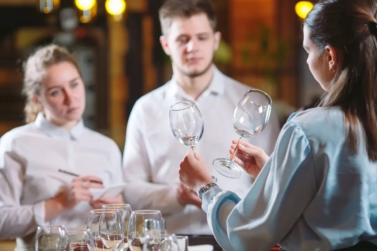  Dalla cortesia all’indifferenza: perché la sala è diventata l’anello debole della ristorazione