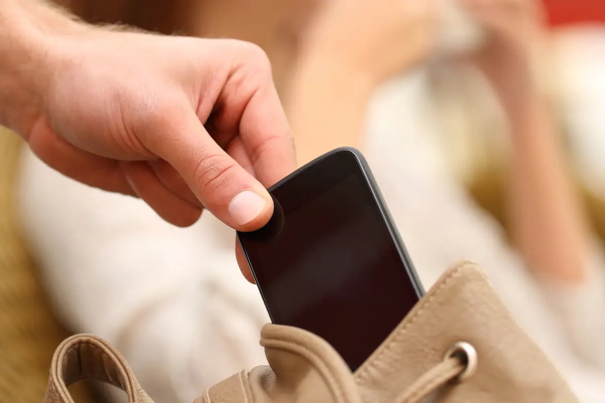  Cadute in sala, borse rubate e cause legali: il ristorante è un campo minato?