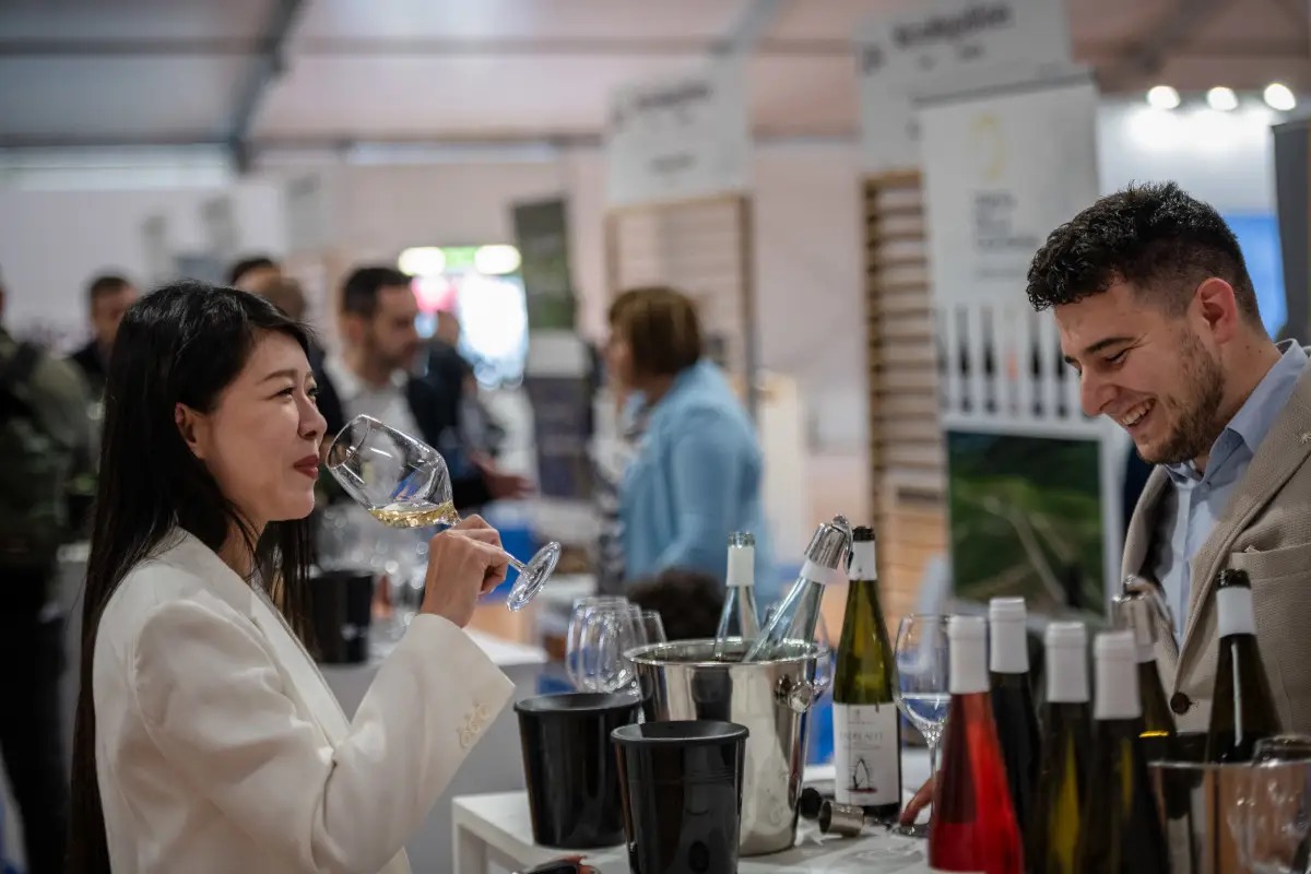  Vinitaly si conferma polo del vino: meno visitatori (causa guerra), ma più Paesi