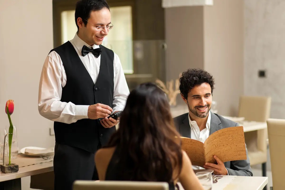  Frasi da evitare in sala: gli errori più comuni nel servizio ai tavoli