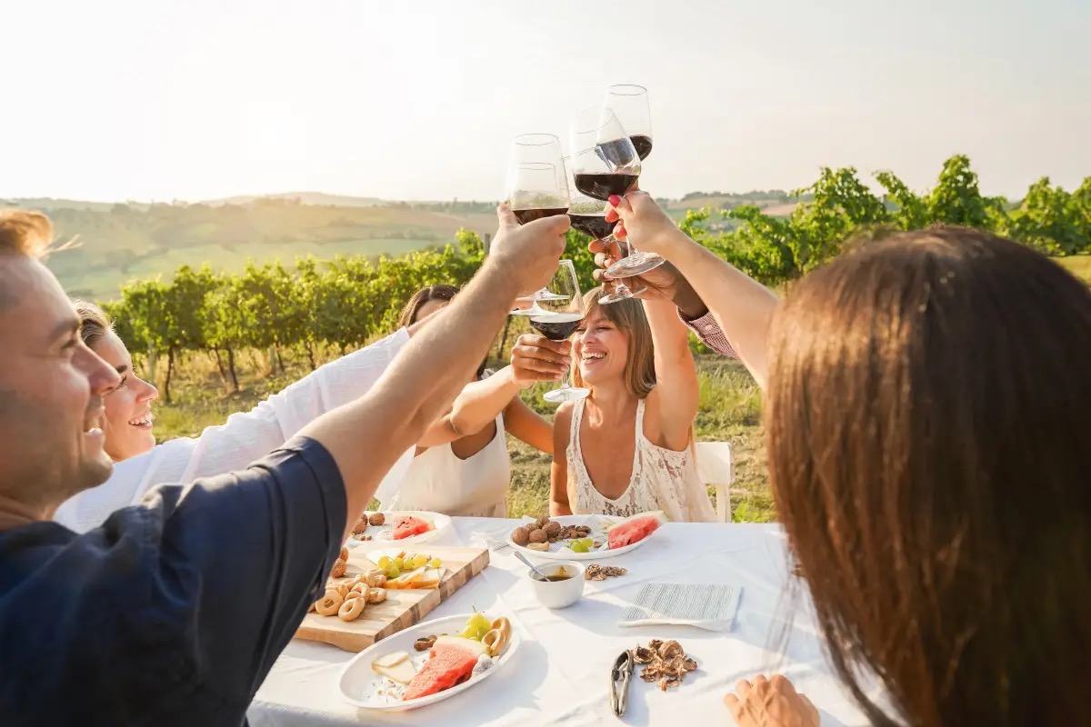 Vino, per allargare la base dei consumatori bisogna mettere il cliente al centro