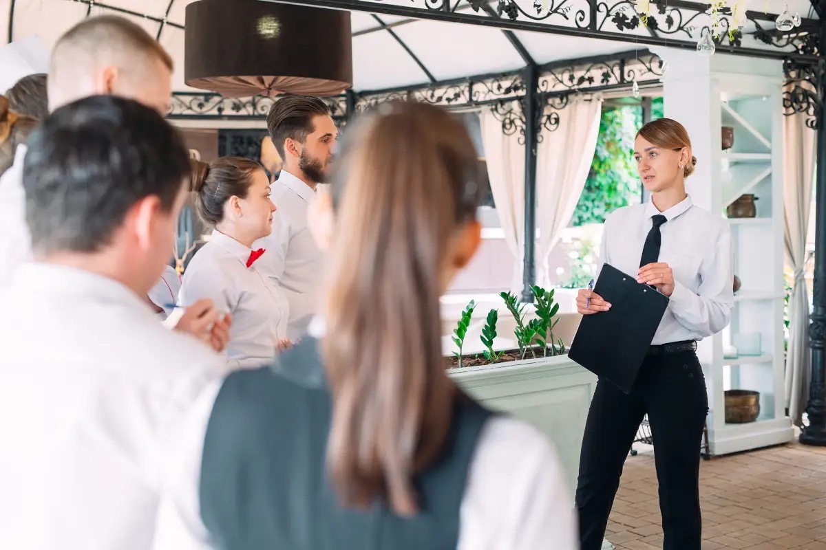  Comunicare per eccellere: come fare squadra negli hotel di successo