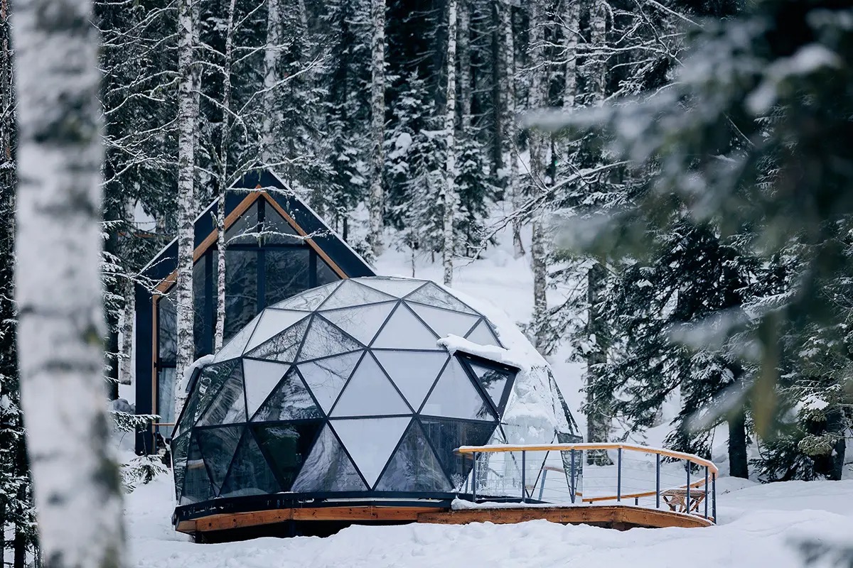  Il lusso del campeggio d'inverno: dormire tra bubble room, igloo e case sull’albero