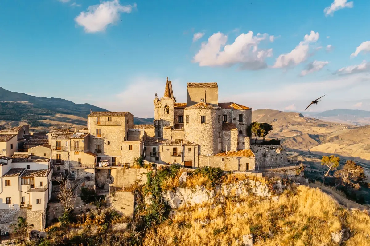  Alla scoperta di un borgo in Sicilia che ha stregato viaggiatori da tutto il mondo