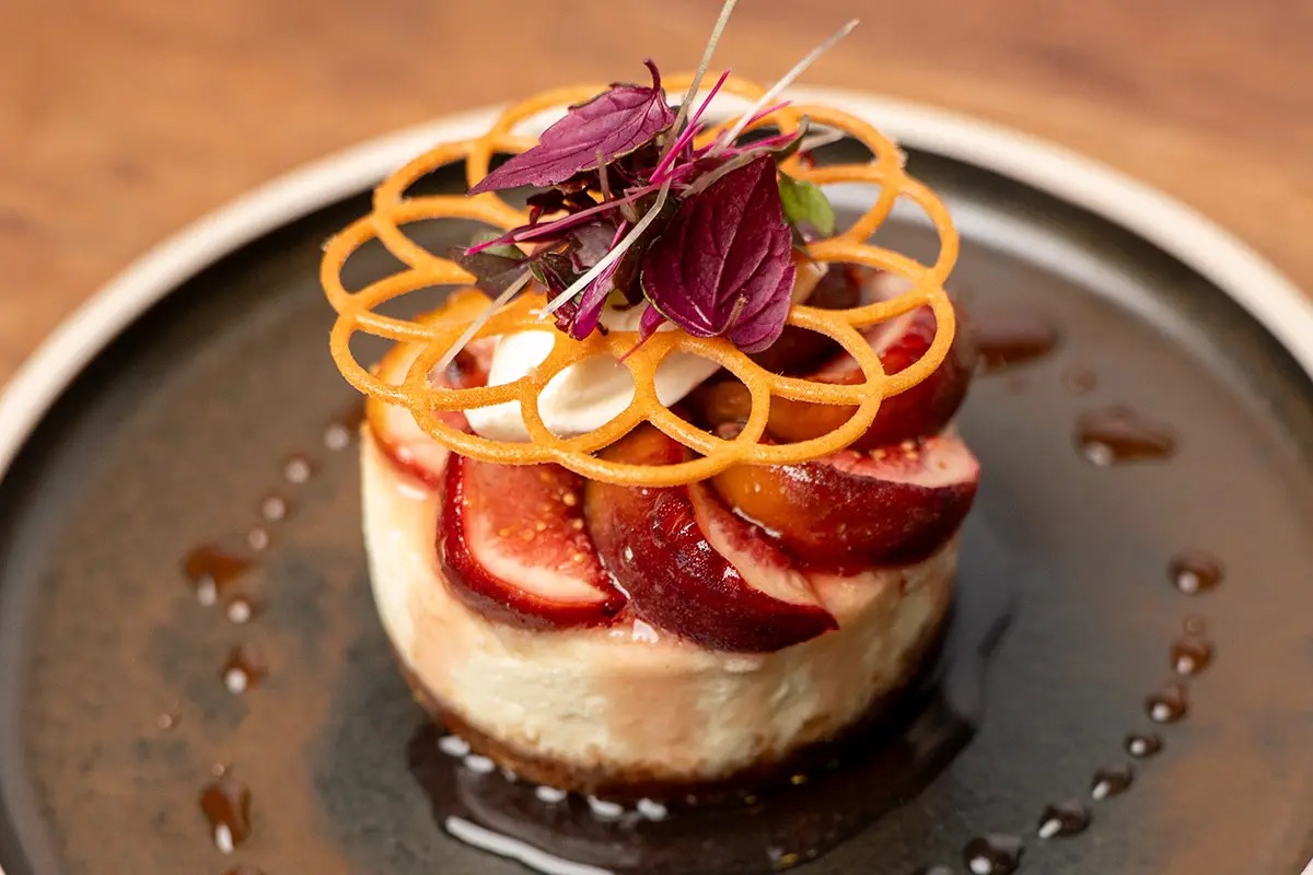  Cheesecake gourmet ai fichi canditi con Shiso Purple e semi di senape