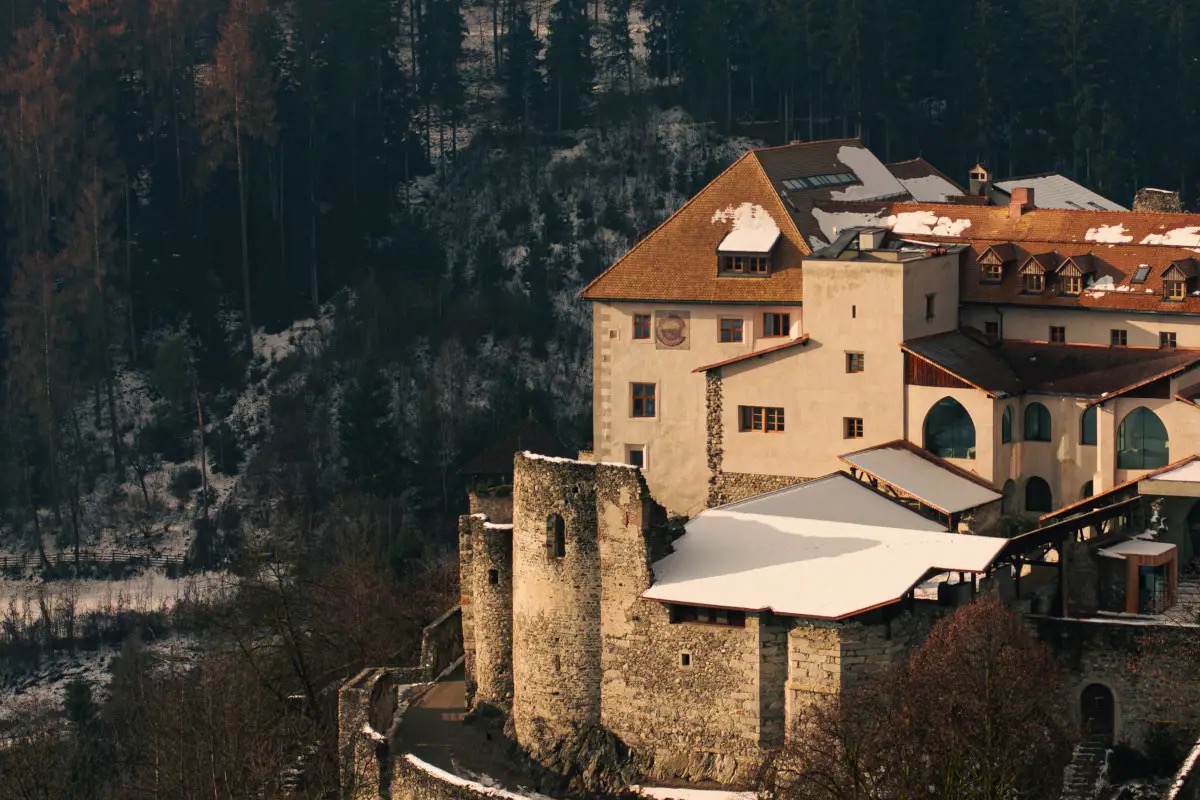 Castel Badia rinasce: da monastero a rifugio gourmet nelle Dolomiti