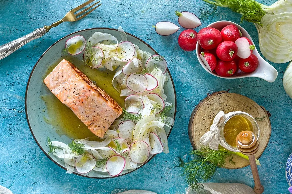  Salmone glassato al miele con insalata croccante