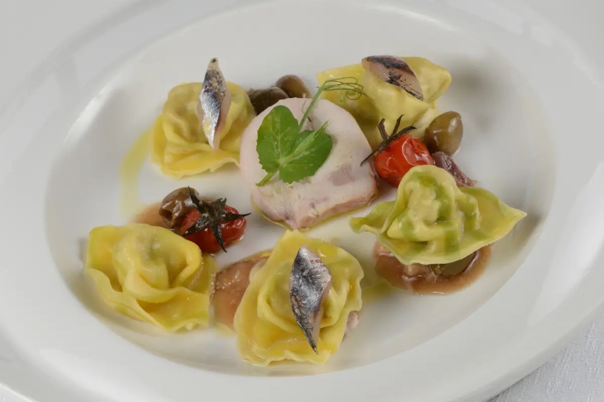 Tortelli ripieni di acciuga con ragù bianco di coniglio alle erbe liguri