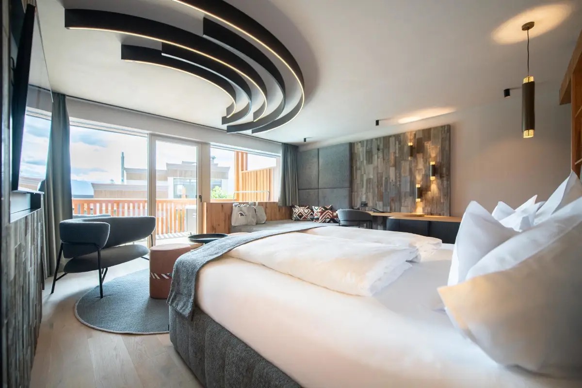  Benessere tra le Alpi: l'hotel dove vivere l’autunno tra Sky Pool, saune e natura