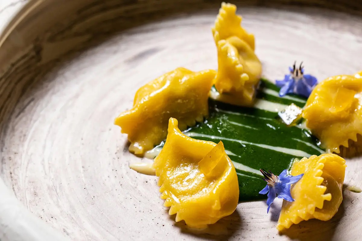  Raviolo con stracotto di agnello irlandese, crema di bieta e limone
