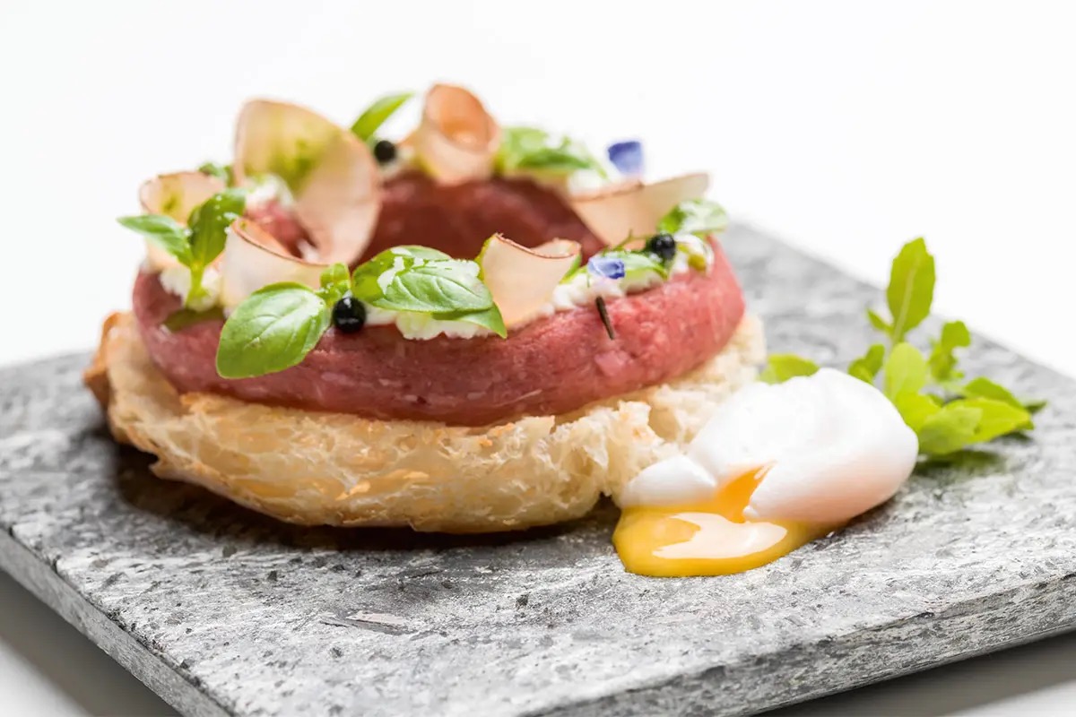  Scrocchiarella, battuta di manzo, uova in camicia e formaggio di fossa