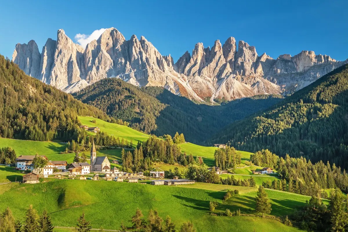  Val di Funes, dove trascorrere una vacanza green al cospetto delle Odle