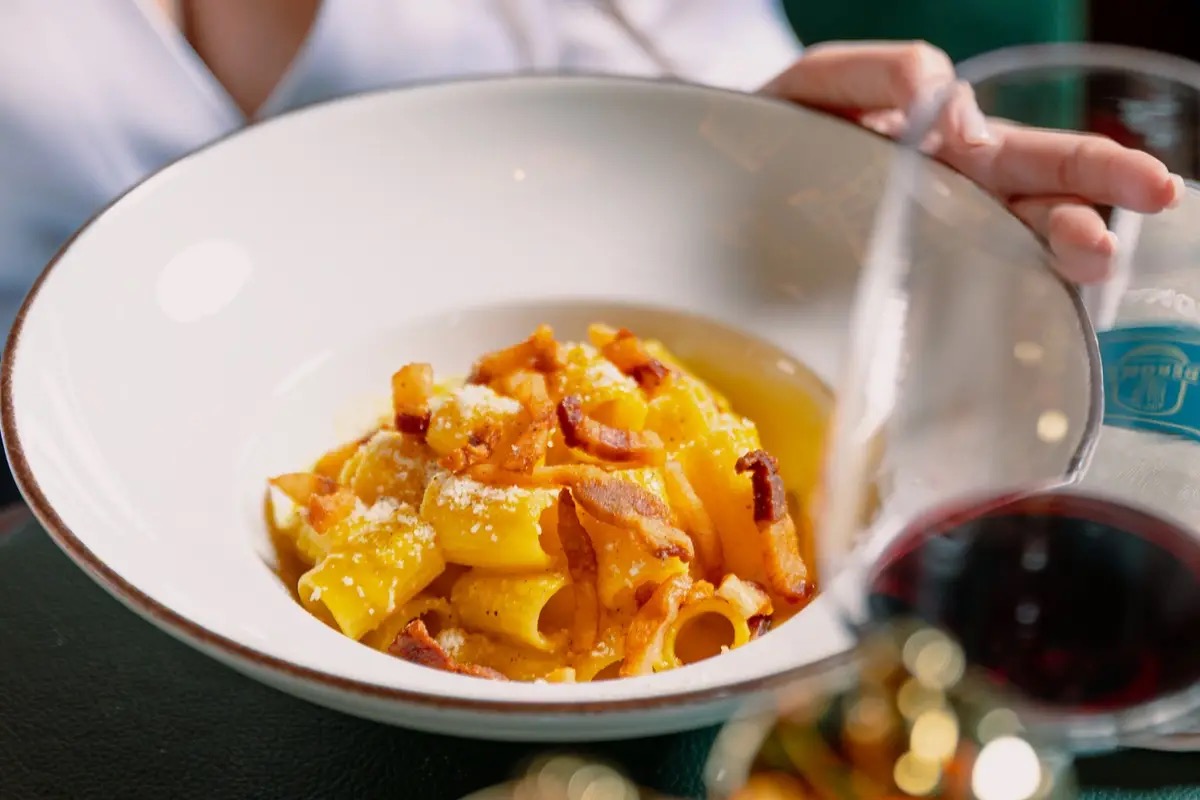 Gran Deroma: il nuovo tempio romano del gusto tra design, salsamenteria e pizze gourmet