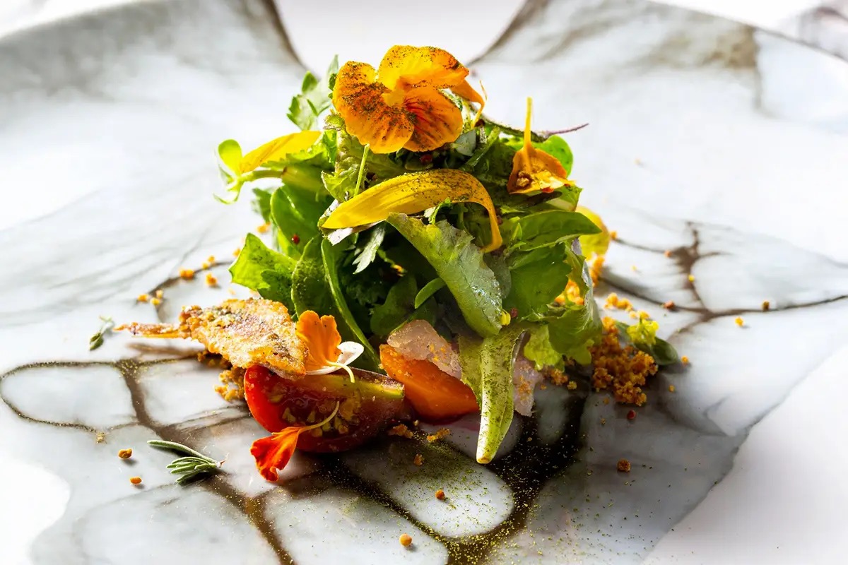 Il faro trasformato in ristorante e hotel: tramonti e alta cucina tra cielo e mare