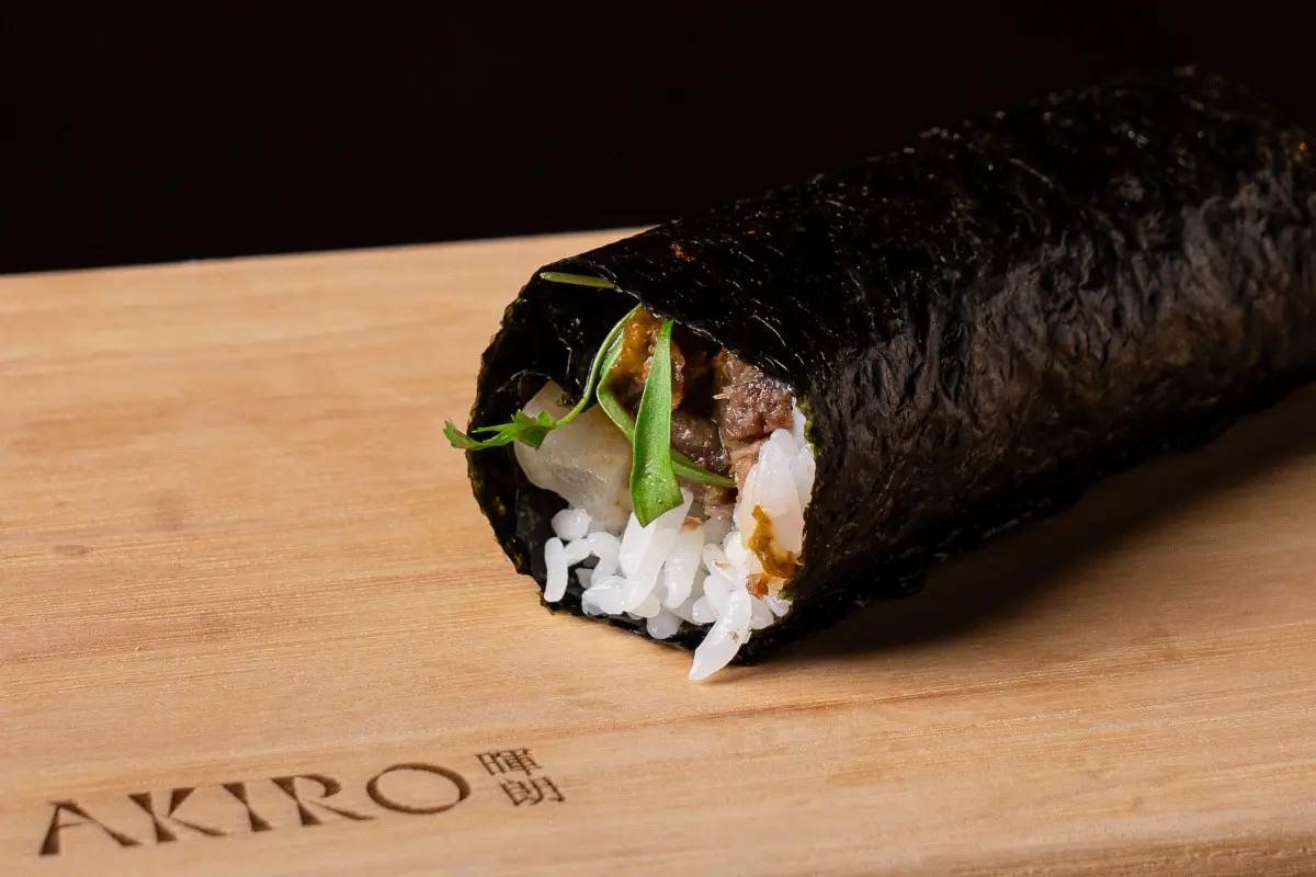  Nikkei contemporaneo al bancone: l’hand roll bar Akiro apre a Milano