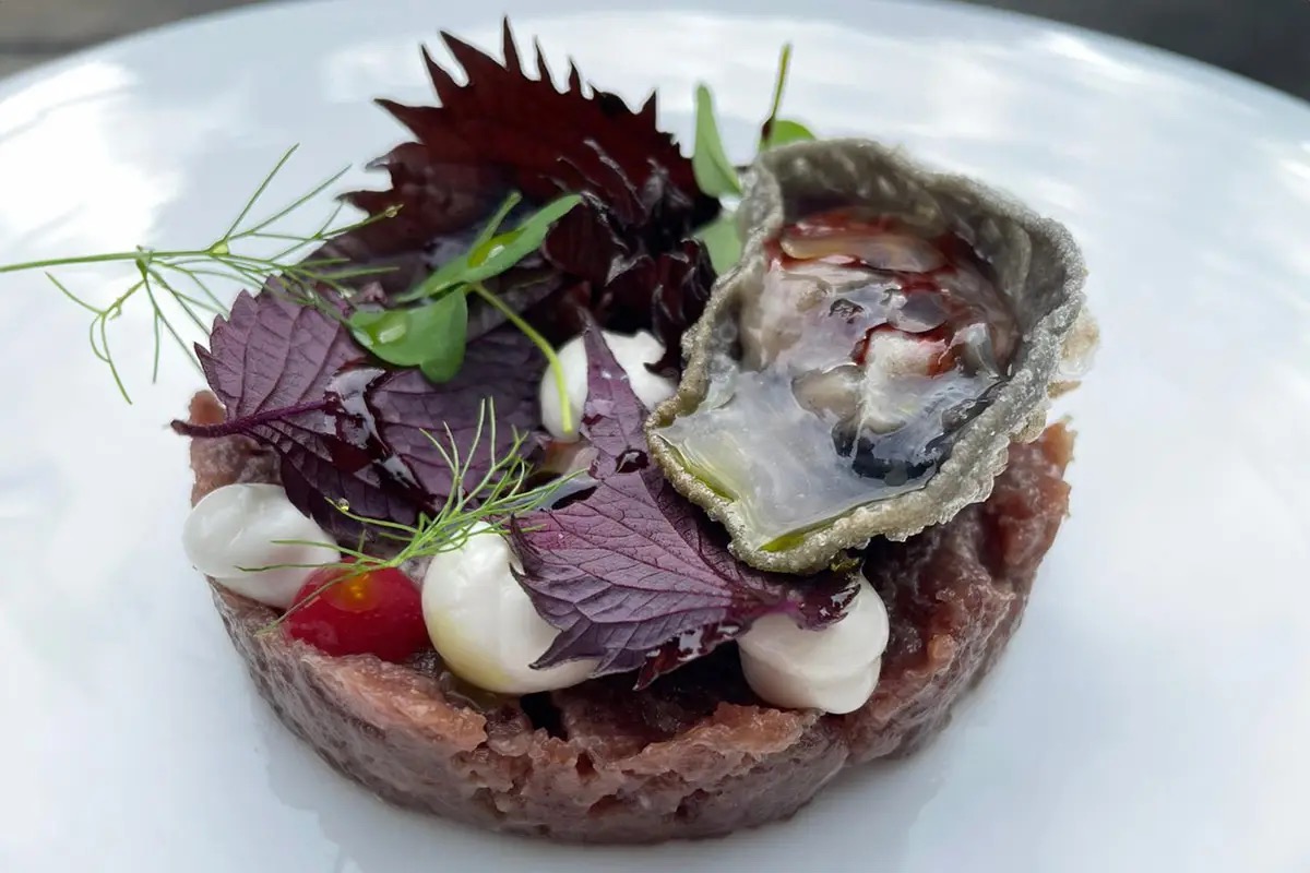  Tartare di filetto di manzo irlandese biologico, ostrica, alghe e shiso