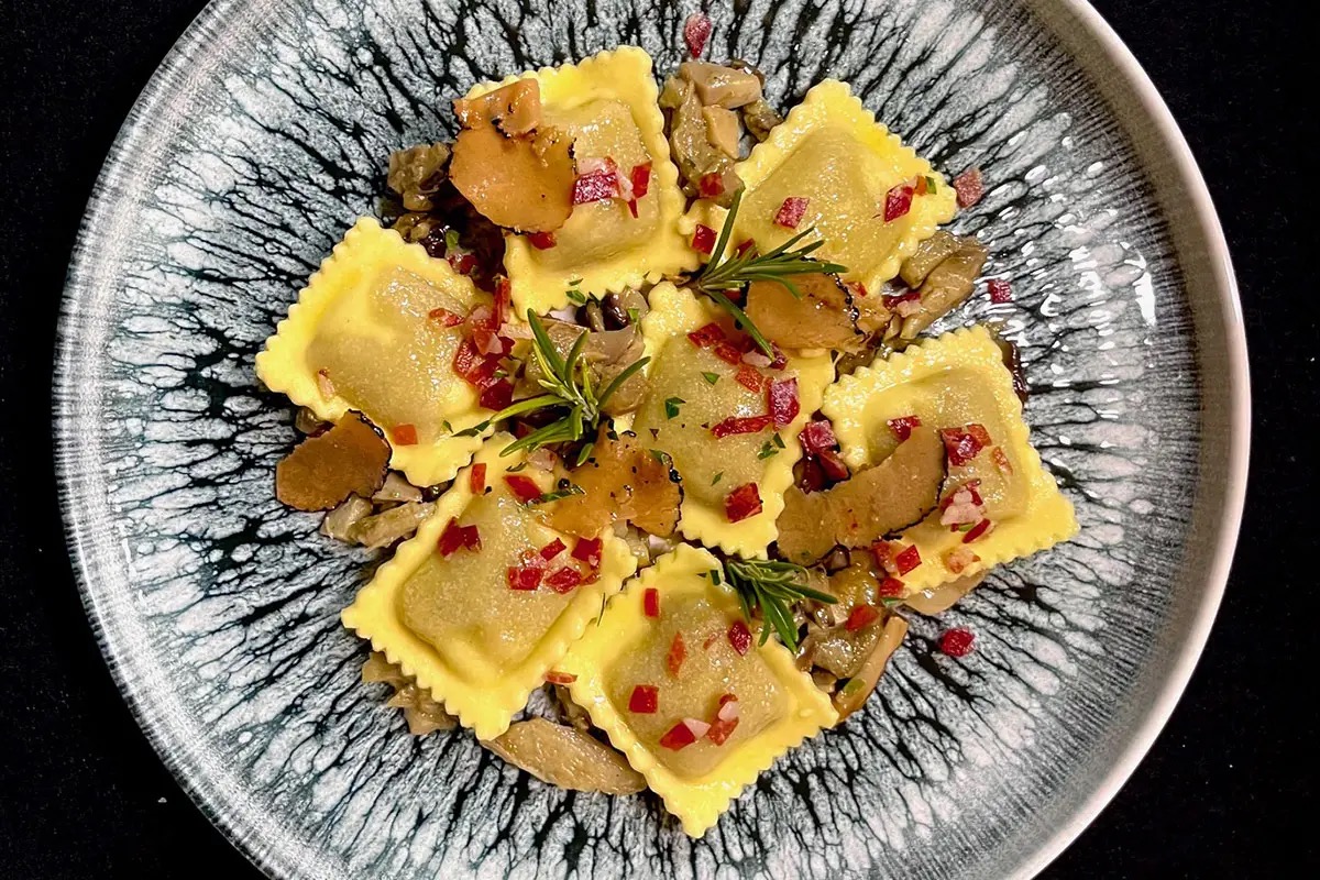  Ravioli con agnello, radicchio trevisano, porcini, speck e tartufo