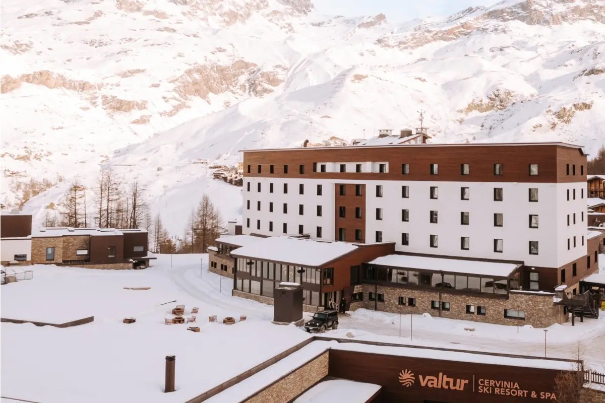 Famiglie sulla neve: sci, spa e convivialità in uno dei resort più alti d’Europa