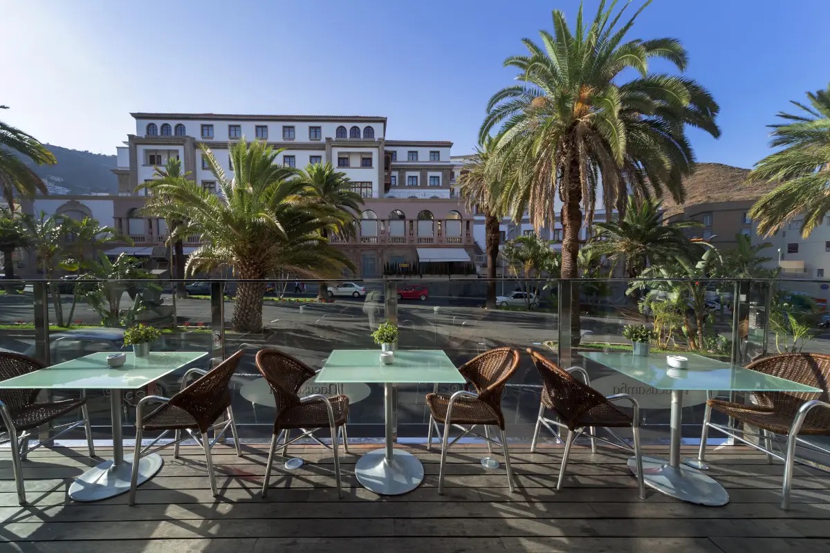  Design storico e camere moderne: l’hotel urbano di Tenerife con rooftop e piscina