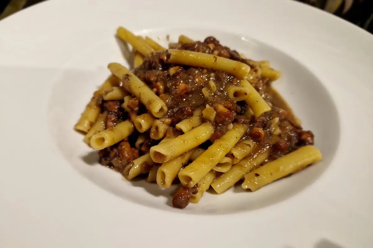 Come si mangia in un ex serbatoio idrico trasformato in ristorante nei Campi Flegrei